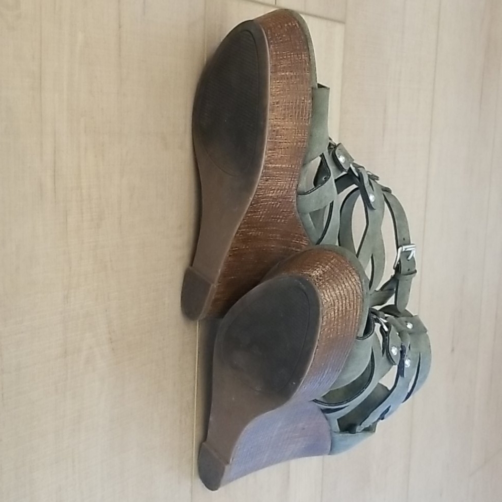 Guess Olive Platform Wedge Sandles - Picture 7 of 7